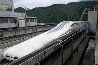 　山梨リニア線に停車するリニア中央新幹線試験車両＝１５日午後、山梨県都留市