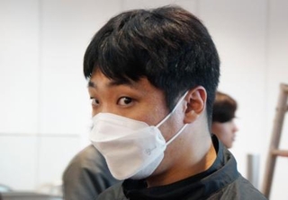 　韓国から移送されたノ・ヒョンドン容疑者＝１５日午後、羽田空港
