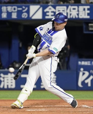 　２回ＤｅＮＡ無死一、二塁、佐野が右越えに３ランを放つ＝横浜
