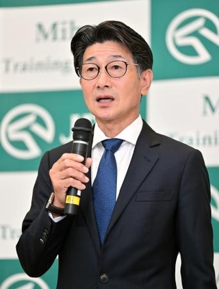 　引退記者会見であいさつする柴田善臣騎手＝１６日、美浦トレーニングセンター