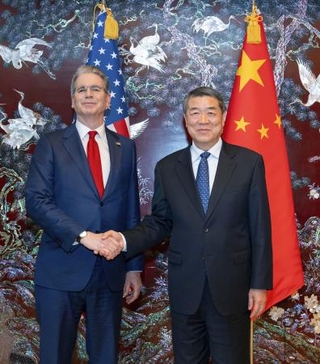　会談を前に握手するベセント米財務長官（左）と中国の何立峰副首相＝５月、韓国（新華社＝共同）