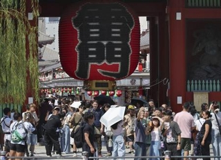 　外国人観光客らでにぎわう浅草寺の雷門＝８月、東京都台東区