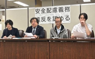　記者会見する原告の男性（右から２人目）と代理人弁護士ら＝１６日午後、東京・霞が関の司法記者クラブ