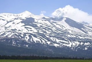 　北海道の十勝岳＝５月