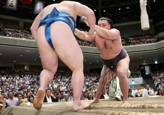 　霧島（右）が寄り切りで琴栄峰を下す＝両国国技館