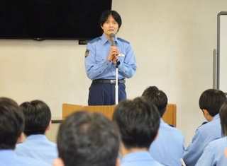 　山形県警察学校で「一日警察学校長」を務め、特別授業をする作家の長岡弘樹さん＝１６日午後、山形県天童市