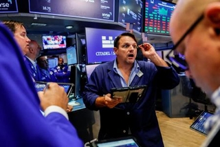 　ニューヨーク証券取引所のトレーダーたち＝１６日（ロイター＝共同）
