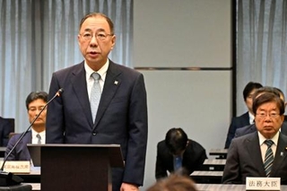 　検察長官会同で訓示する川原隆司検事総長。右は平口法相＝１７日午前、法務省