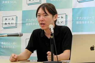 　記者会見するチームみらいの安野党首＝１７日午前、国会
