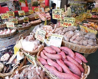 　野菜売り場のサツマイモなど。八百屋の店頭＝２０２４年１０月、東京都練馬区のスーパー「アキダイ」関町本店