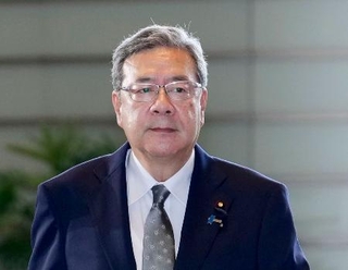　規制改革相に決まり、首相官邸に入る中司宏氏＝１７日午後１時１３分