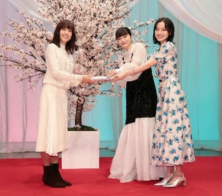 　セレモニーで見上愛さん（中央）と上坂樹里さん（右）からバトンを受け取る石橋静河さん＝１７日、大阪市中央区のＮＨＫ大阪放送局