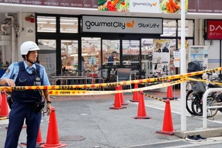 　女性が刺された大阪府大東市のスーパー＝１７日午後４時９分