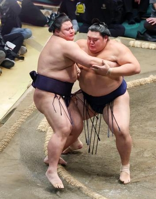 　大の里（右）が寄り切りで義ノ富士を下す＝両国国技館