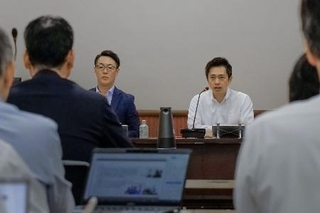 　副首都推進本部会議で発言する大阪府の吉村洋文知事（右）＝１７日午後、大阪府庁