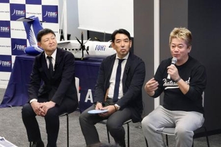 　ビジネスセミナーに臨むトキエアの長谷川政樹代表取締役（左）、堀江貴文取締役（右）ら＝１７日午前、名古屋市