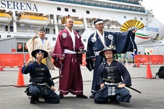 　アジア大会の関連行事に登場した「名古屋おもてなし武将隊」＝１５日、名古屋港