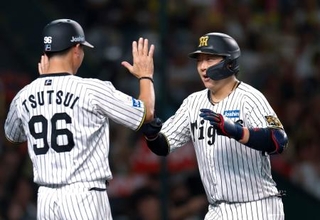 　４回、本塁打を放ちコーチ（左）とタッチを交わす阪神・大山＝甲子園
