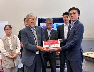　厚労省の担当者（右端）に制度の撤回を求める署名を手渡す全国保険医団体連合会のメンバーら＝１７日午後、国会