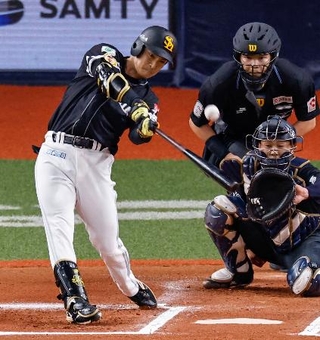 　６回ソフトバンク無死一、二塁、柳町が中越えに適時打を放つ。捕手堀＝京セラドーム