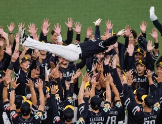 　プロ野球パ・リーグで３連覇を果たし、胴上げされるソフトバンクの小久保裕紀監督＝１７日、京セラドーム大阪