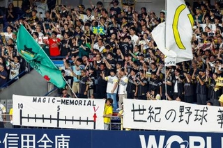　プロ野球パ・リーグで３連覇を果たしたソフトバンクを祝福するスタンドのファン＝１７日、京セラドーム大阪