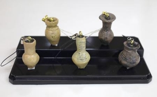 　「ガチャガチャ」で販売されている弥生土器のミニチュア
