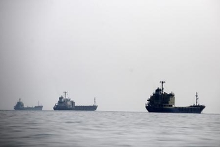 　ホルムズ海峡で停泊中の石油タンカーなど民間船＝９日、イラン南部（ゲッティ＝共同）