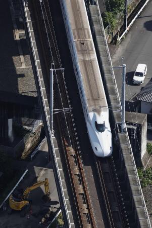 　地震の影響で熊本県八代市内に停車した九州新幹線＝７月３０日