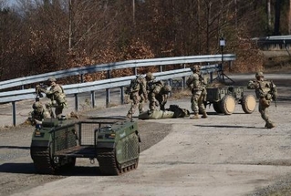 　ドイツ南部で訓練する米軍兵士ら＝３月（ゲッティ＝共同）