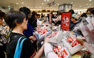 　大丸福岡天神店で始まったプロ野球ソフトバンクホークスの優勝記念セール＝１８日午前、福岡市