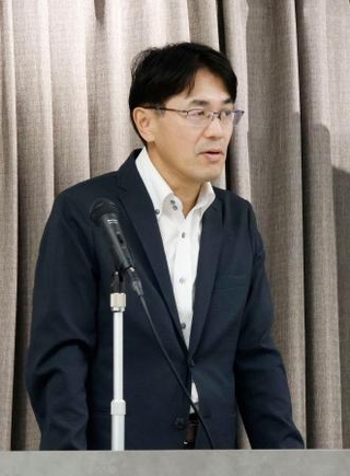 　記者会見する奈良県の山下真知事＝１８日午前、奈良県庁