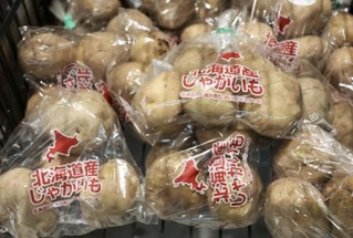 　スーパー「ベルク　葛飾高砂店」に並べられたジャガイモ＝８月、東京都葛飾区