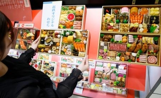 　おせち料理の店頭予約受け付けが始まった近鉄百貨店本店内に並ぶ見本＝１８日午前、大阪市阿倍野区
