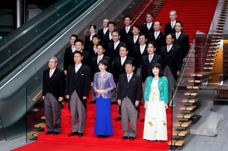 　第２次高市改造内閣の初閣議を終え、記念写真に納まる高市首相（前列中央）と閣僚ら＝１７日、首相官邸