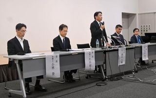 　記者会見する福岡県議会の金銭授受疑惑を調査する第三者委員会＝１８日午後、福岡市