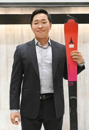 　ポーズをとるアルペンスキー男子の相原史郎＝１８日、東京都内