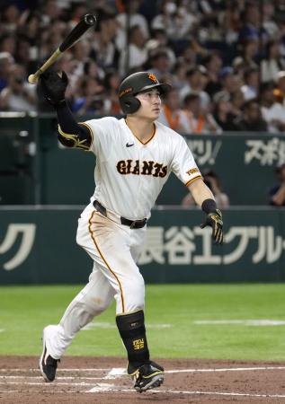 　９回巨人１死一塁、泉口が右越えにサヨナラ２ランを放つ＝東京ドーム