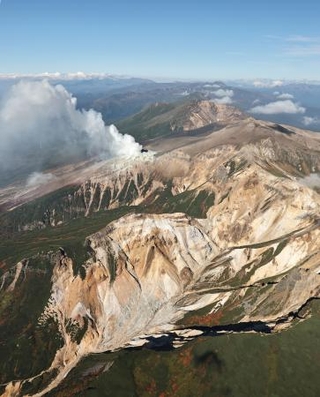 　北海道の十勝岳から上がる噴煙＝１８日（共同通信社ヘリから）