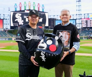 　「くまモン」をイメージしただるまを贈呈されたホワイトソックス・村上（左）＝シカゴ（共同）