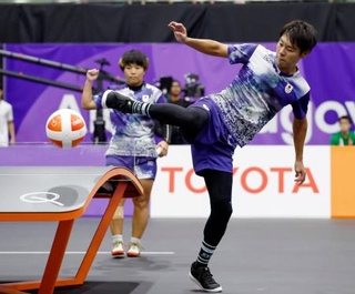 　混合ダブルス準決勝でイラクペアと対戦する早稲昭範（手前）、坂本唯那組＝名古屋市東ＳＣ