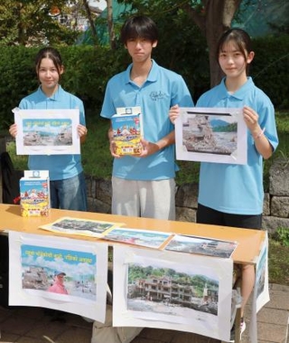 　イベントに参加し、現地への義援金を募った兵庫県立芦屋国際中等教育学校の生徒たち＝１９日午後、兵庫県尼崎市