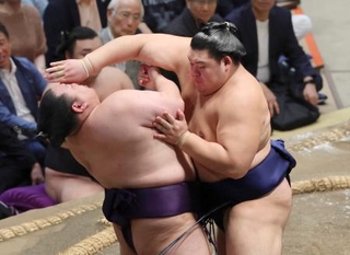 　大の里（右）が押し出しで美ノ海を下す＝両国国技館