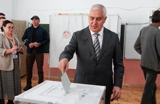 　ジョージアからの独立を宣言している南オセチアの中心都市ツヒンバリで大統領選に投票するカムボロフ氏＝１８日（タス＝共同）