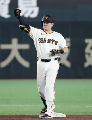 　７回、逆転の２点二塁打を放った巨人・泉口＝東京ドーム