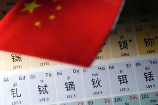 　レアアースなどが記載された中国語表記の元素周期表（共同）