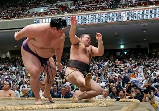 　霧島（右）が押し倒しで美ノ海に敗れる＝両国国技館