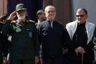 　テヘランで軍事パレードに出席するイランのペゼシュキアン大統領（中央）ら＝１８日（ＷＡＮＡ提供・ロイター＝共同）