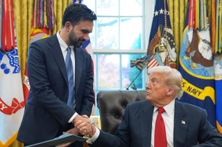 　トランプ米大統領（右）とニューヨークのマムダニ市長＝２０２５年１１月、米ホワイトハウス（ＡＰ＝共同）
