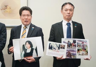 　羽田空港で記者会見する横田拓也さん（左）と飯塚耕一郎さん＝２１日午前（代表撮影）